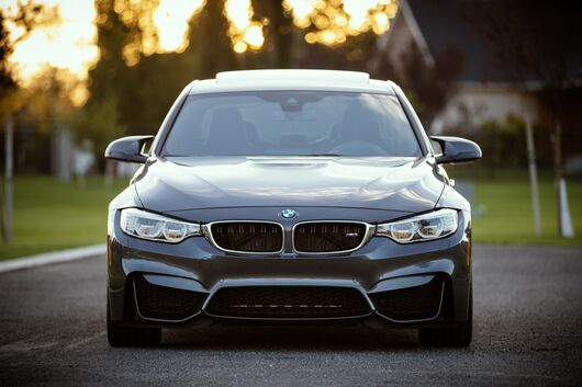 Frontalansicht eines BMWs 